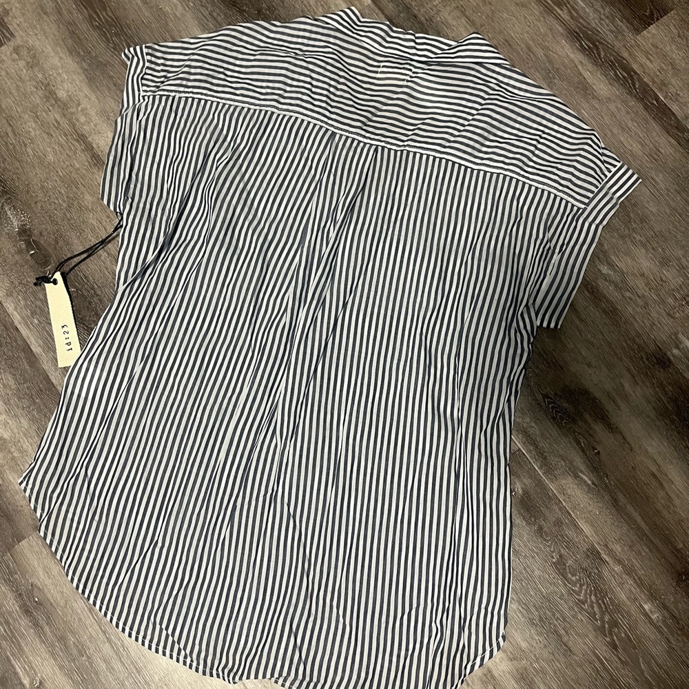 Button down top - Picture 3 of 3